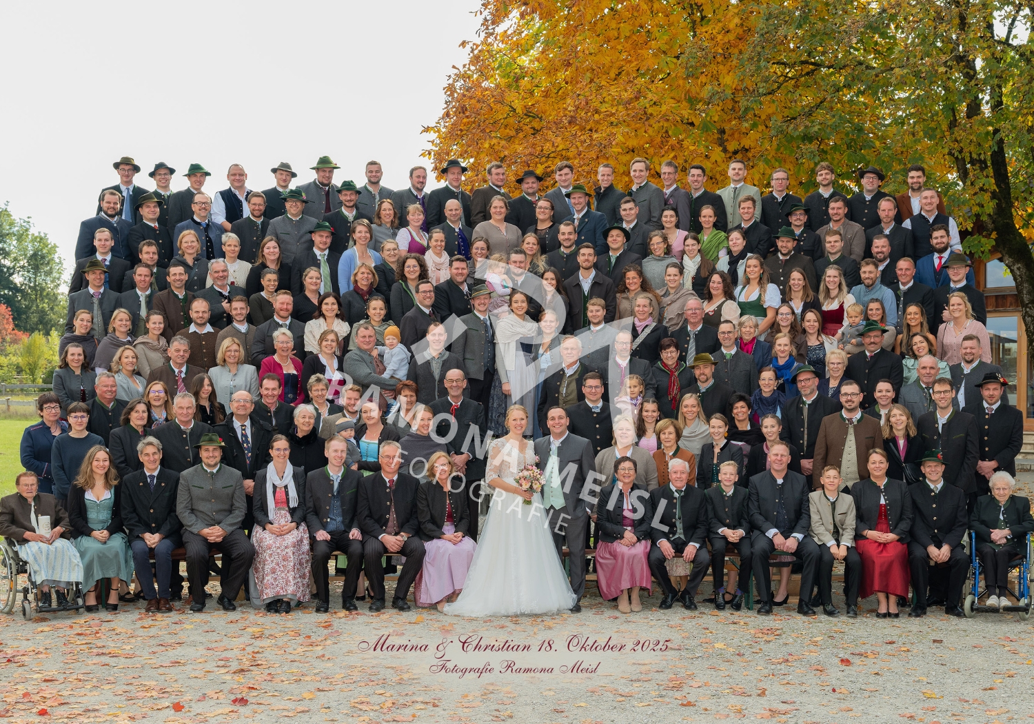 Hochzeitsgruppenfoto-in-Arget-Sauerlach-mit-der-Fototribüne