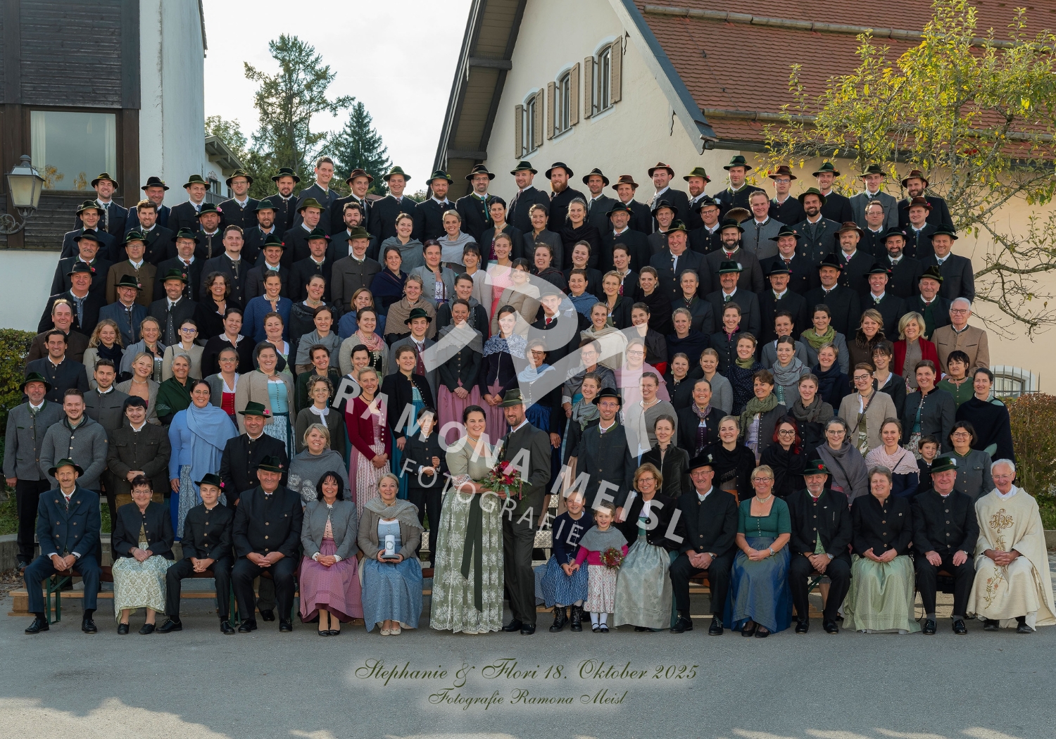 Hochzeitsgruppenfoto-in-Gmund-am-Tegernsee-mit-der-mobilen-Fototribüne