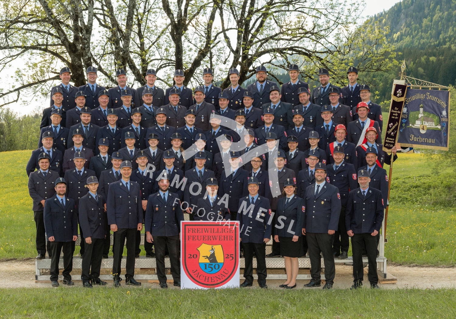Vereinsgruppenfoto-Gruppenfoto-Verein-Freiwillige-Feuerwehr-FFW-Jubiläum-Fototribüne-Fotografie-Meisl-Vereinsgruppenbuidl-Jachenau-Isarwinkel-Freiwilligefeuerwehr