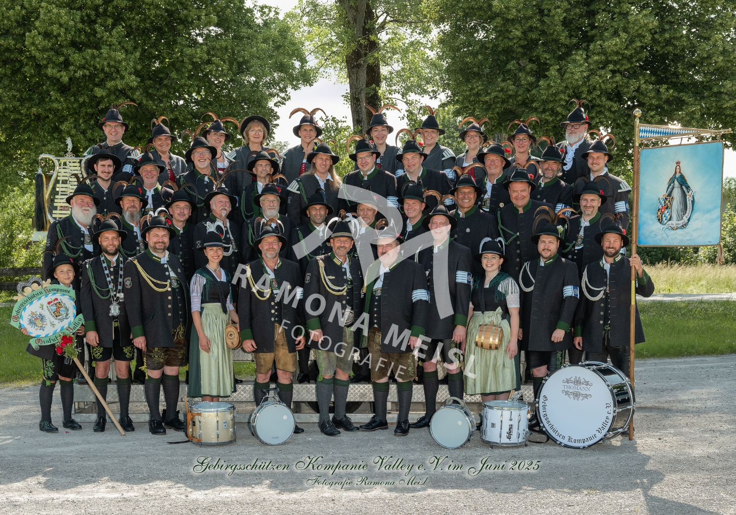 Vereinsgruppenfoto-Gruppenfoto-Verein-Gebirgsschützenkompanie-Jubiläum-Fototribüne-Fotografie-Meisl-Vereinsgruppenbuidl-Valley-Schützenverein-GSK-Schützenkompanie