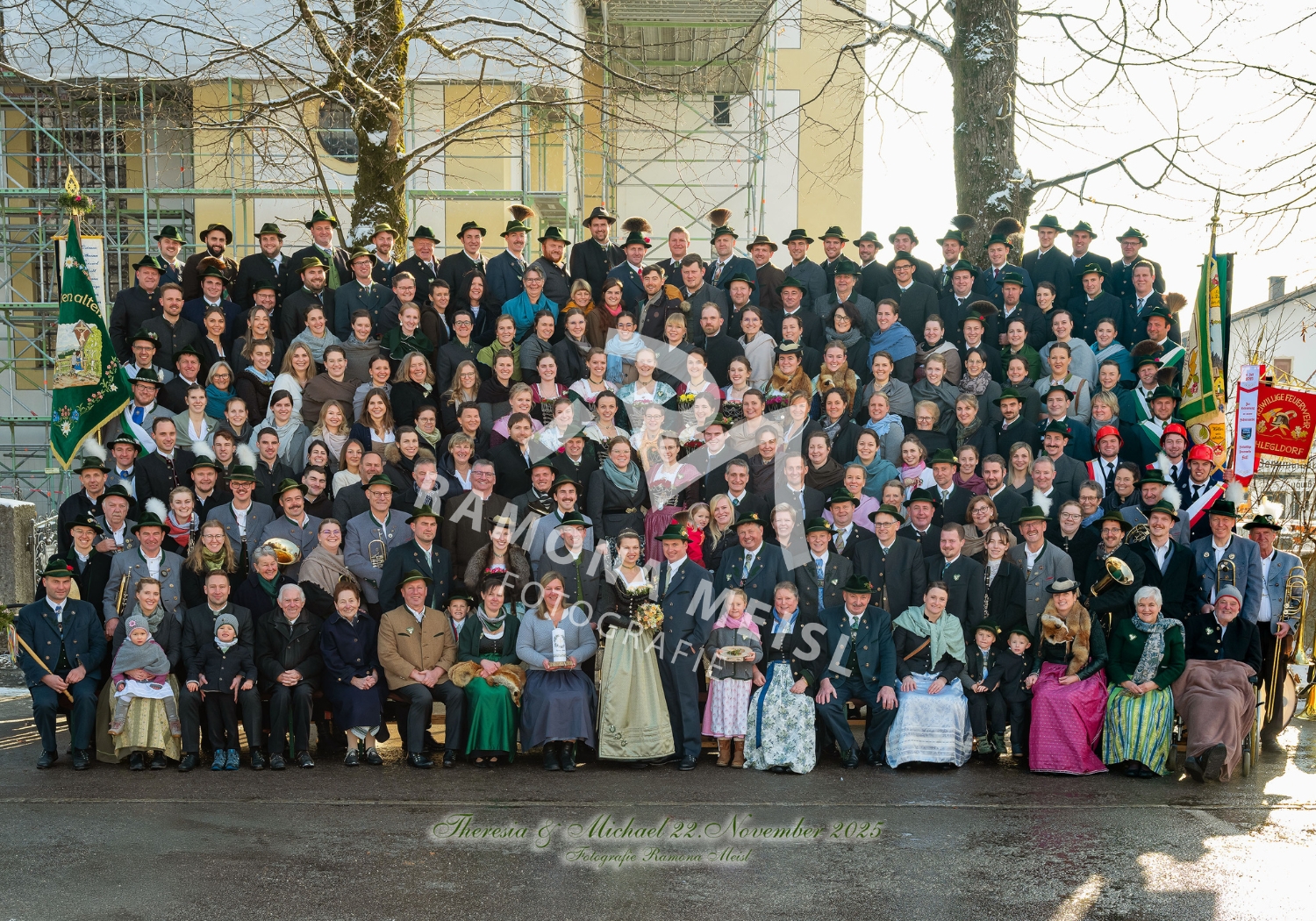 Hochzeitsgruppenfoto-in-Lenggries-mit-der-Fototribüne