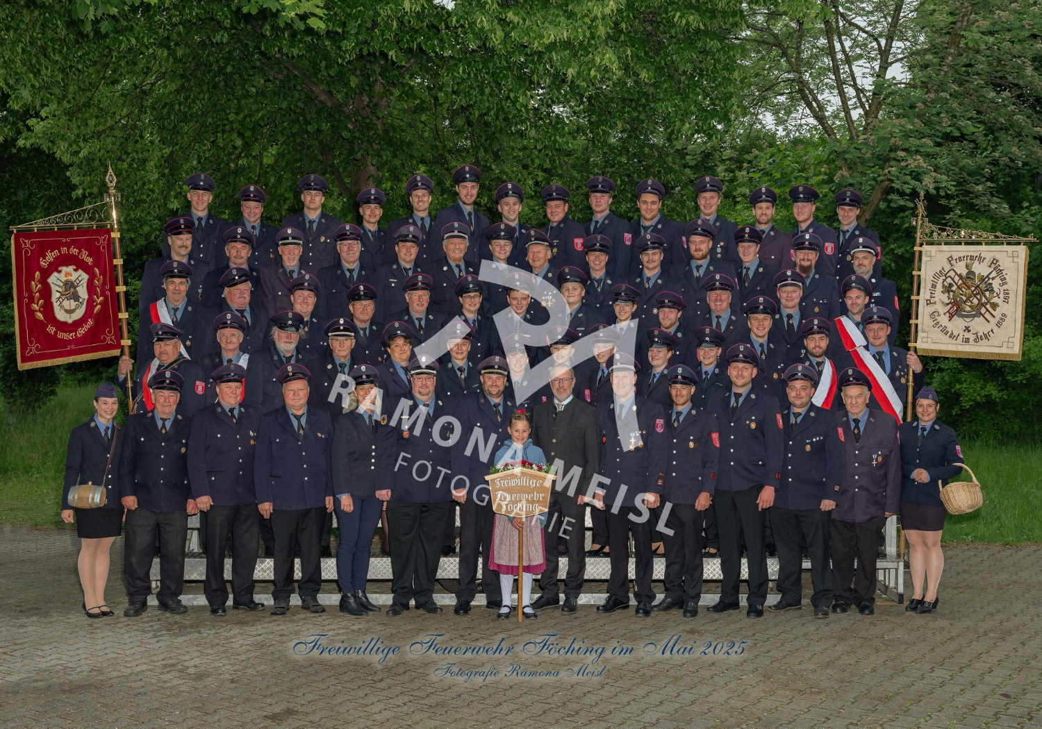 Vereinsgruppenfoto-Gruppenfoto-Verein-Feuerwehr-Jubiläum-Fototribüne-Fotografie-Meisl-Vereinsgruppenbuidl-Föching-Holzkirchen-FFW-Freiwillige-Feuerwehr-Freiwilligefeuerwehr