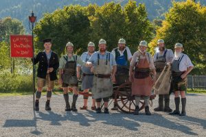 Gruppenfoto, Gruppenbuidl, FFW Kreuth, historische Einsatzgruppe, mobile Fototribüne