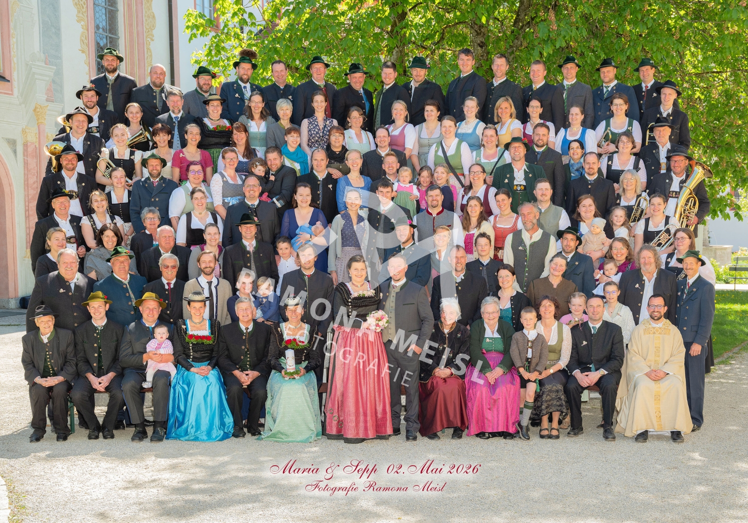 Hochzeitsgruppenfoto mit der mobilen Fototribüne im Klosterinnenhof in Beuerberg