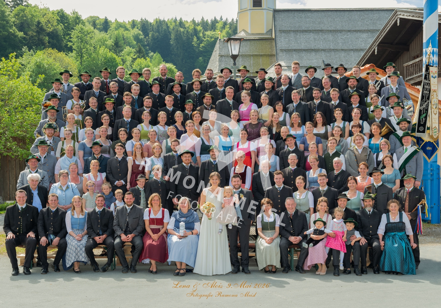 Hochzeitsgruppenfoto mit der mobilen Fototribüne in Niklasreuth