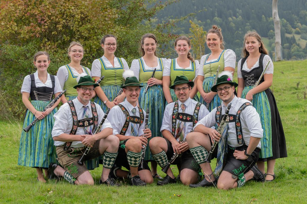 Vereinsgruppenfoto, Gruppenfoto, Blaskapelle, Musikverein, Blasmusik, Blaskapelle Altenau, Fototribüne, Fotografie Meisl, Vereinsgruppenbuidl, Satzfotos, Registerfotos, Einzelfotos
