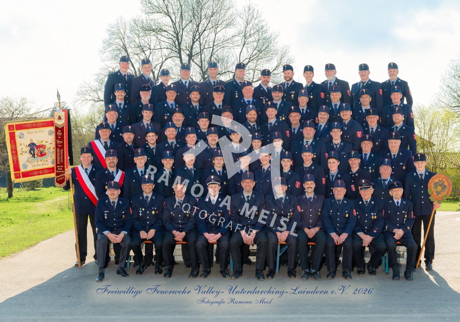 Vereinsgruppenfoto der Freiwilligen Feuerwehr Valley-Unterdarching-Laindern
