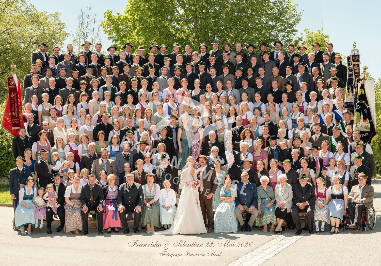 Ein perfektes Hochzeitsgruppenfoto mit der Fototribüne bei einer traditionelles Hochzeit in Bayern. Auf dem Bild sind über 230 Gäste und jeder ist perfekt zu sehen.