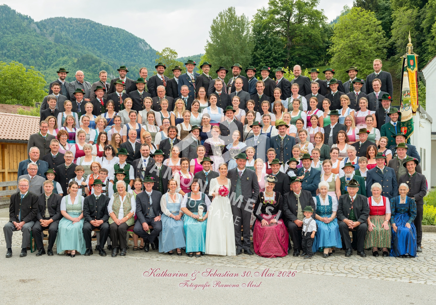 Hochzeitsgruppenfoto in Kochel am See mit der mobilen Fototribüne