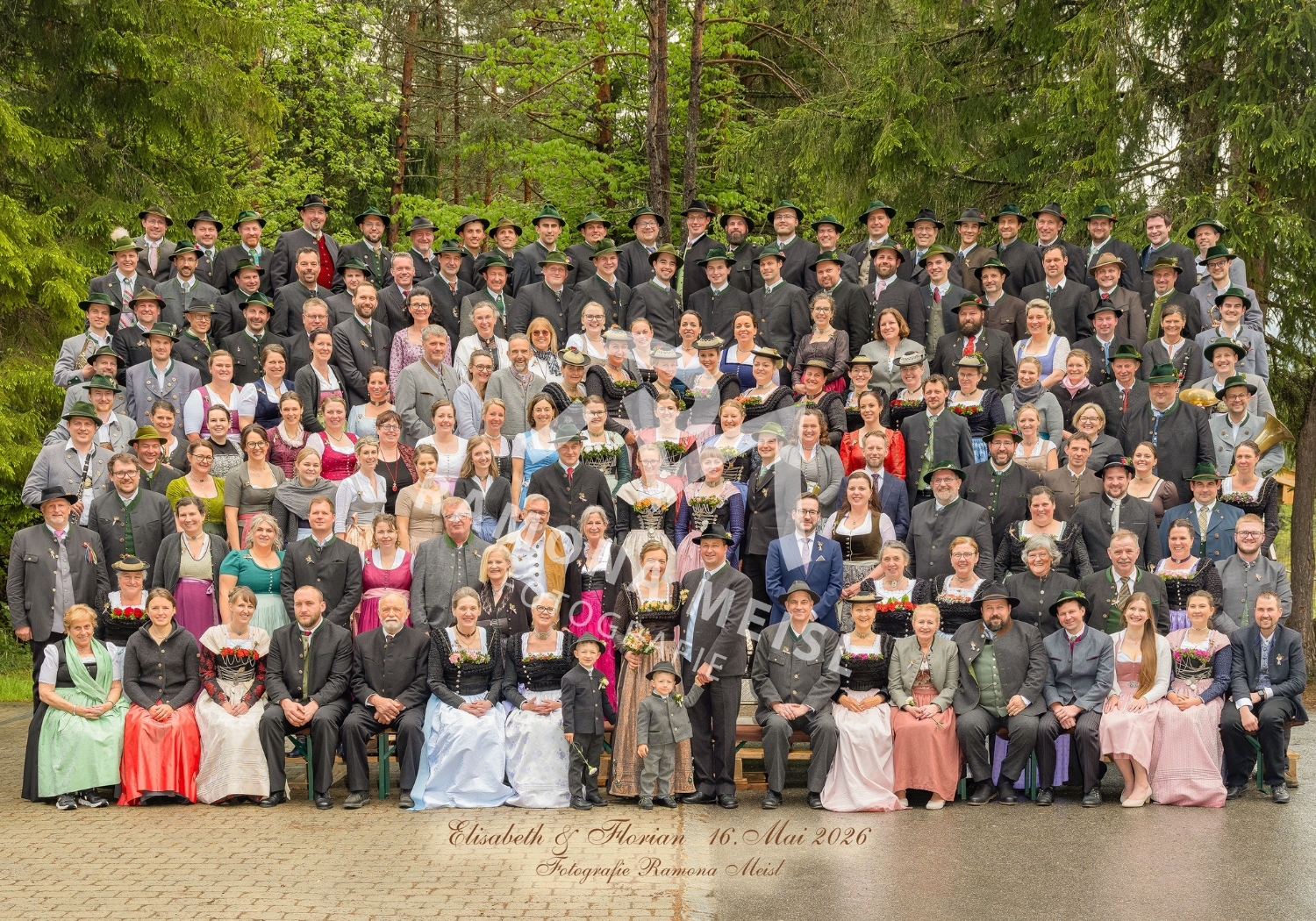 Traditionelle Schalkhochzeit in Kreuth am Tegernsee mit der mobile Fototribüne. Hier sind alle Gäste auf dem Bild perfekt zu erkennen und jeder sieht in die Kamera. Eine ideale Erinnerung