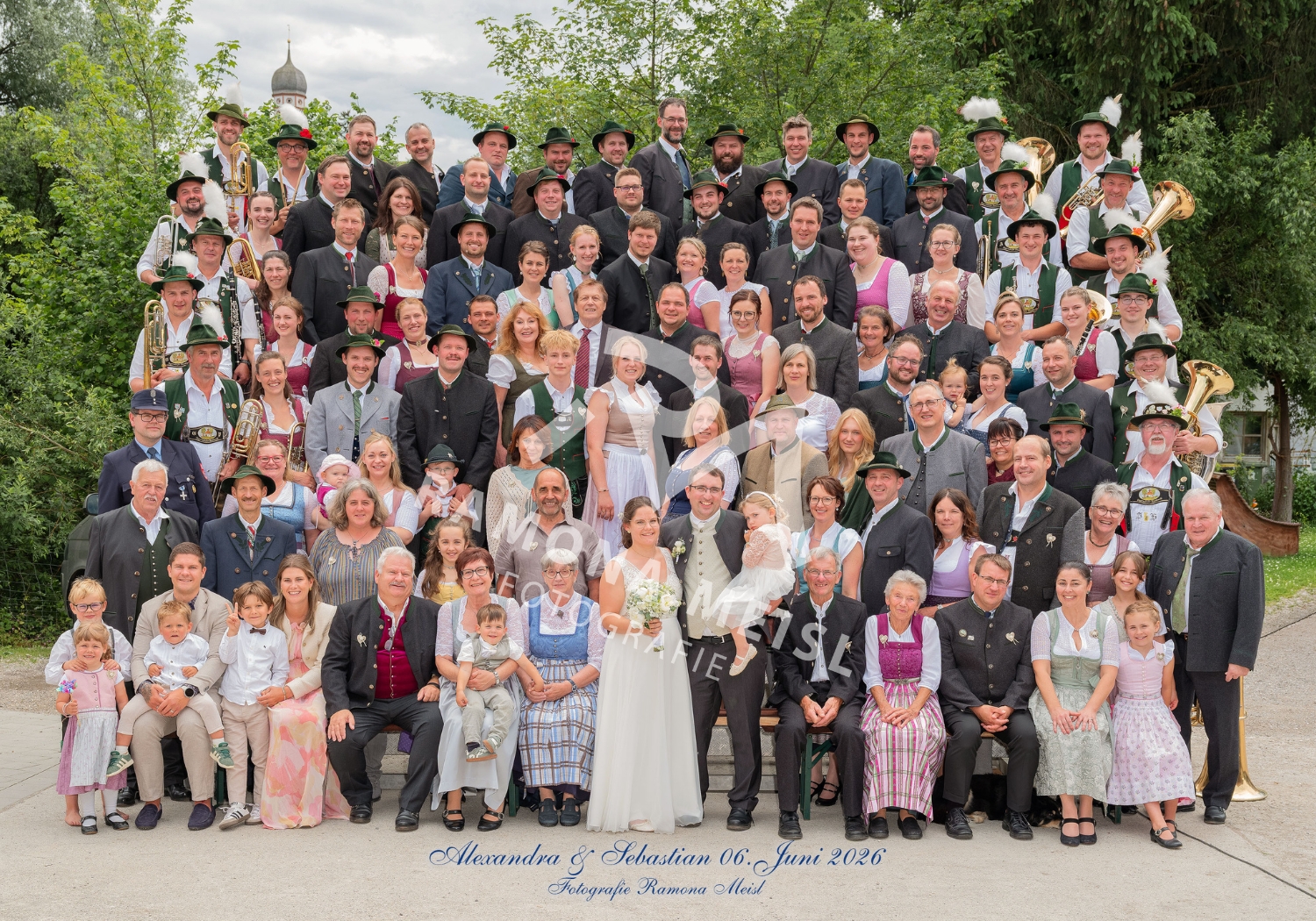 Hochzeitsgruppenfoto bei der Hochzeitswirtschaft in Beuerberg