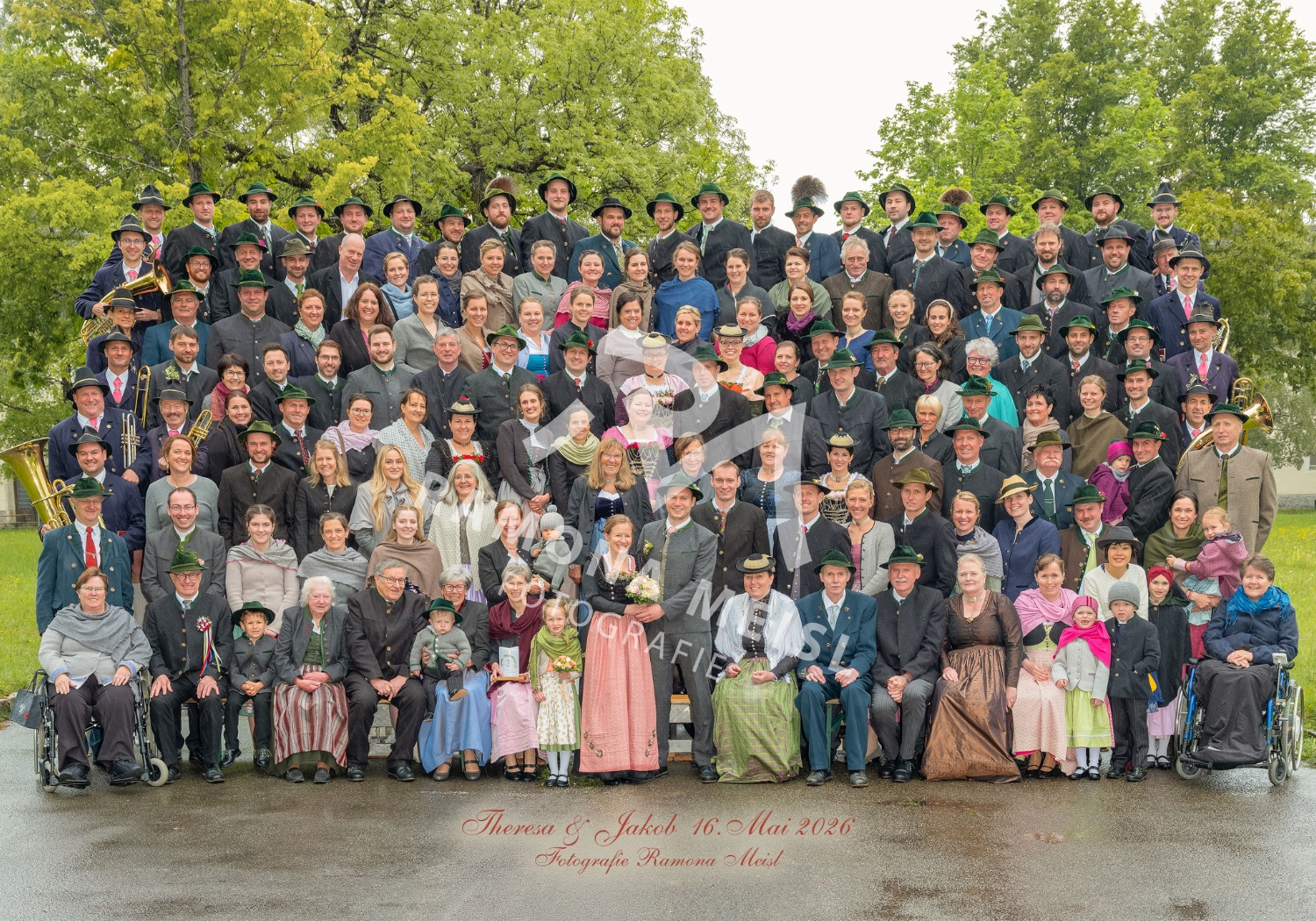 Hochzeitsgruppenfoto mit der Fototribüne in Lenggries. Alle Gäste sind hier perfekt in Szene gesetzt und sichtbar.