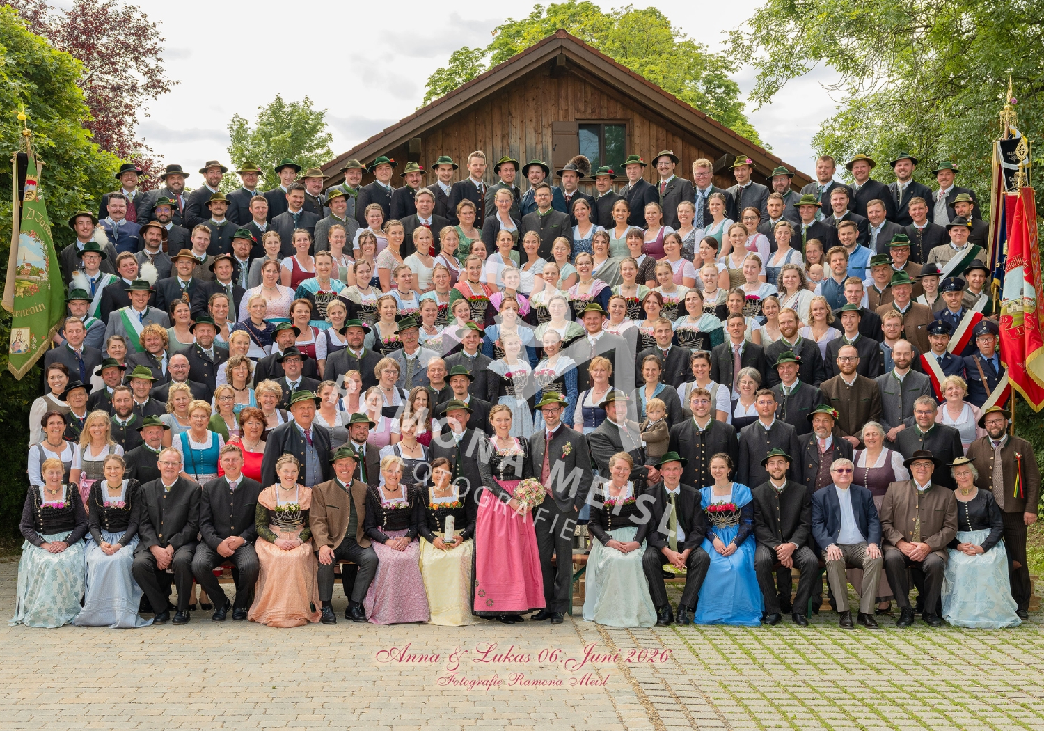 Hochzeitsgruppenfoto in Otterfing mit der Fototribüne. eine schöne Schalkhochzeit mit Hochzeitslader, direkt nach der Kirche