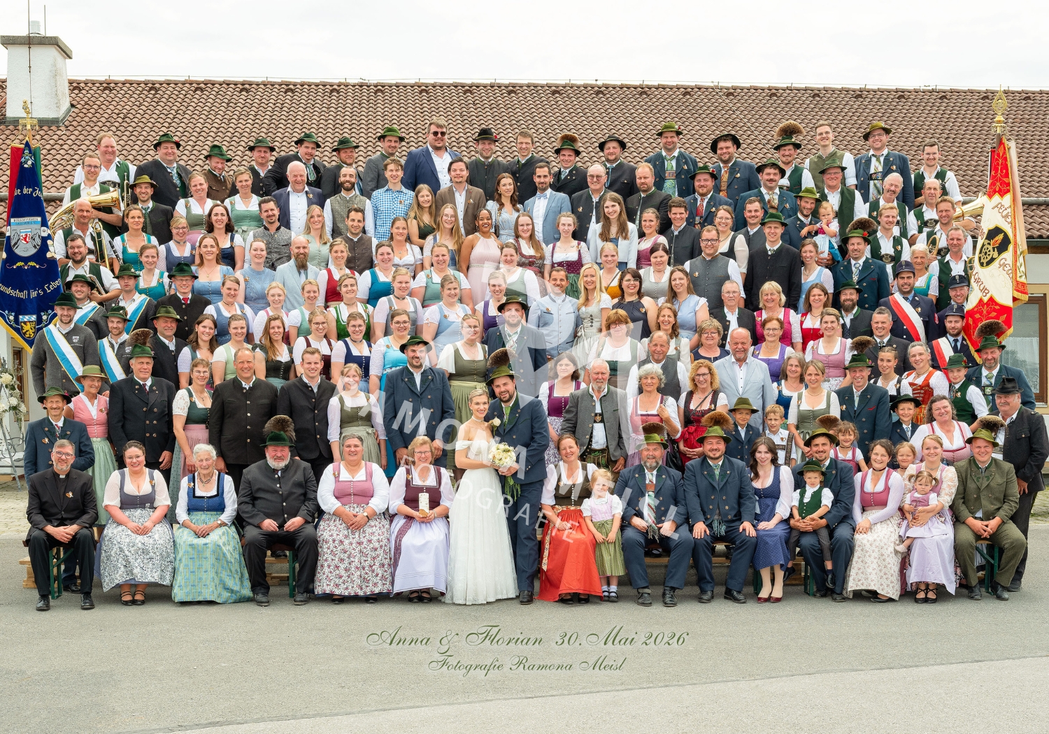 Hochzeitsgruppenfoto mit der Fototribüne in Spatzenhausen bei Murnau. Es sind alle Gäste perfekt zu sehen...