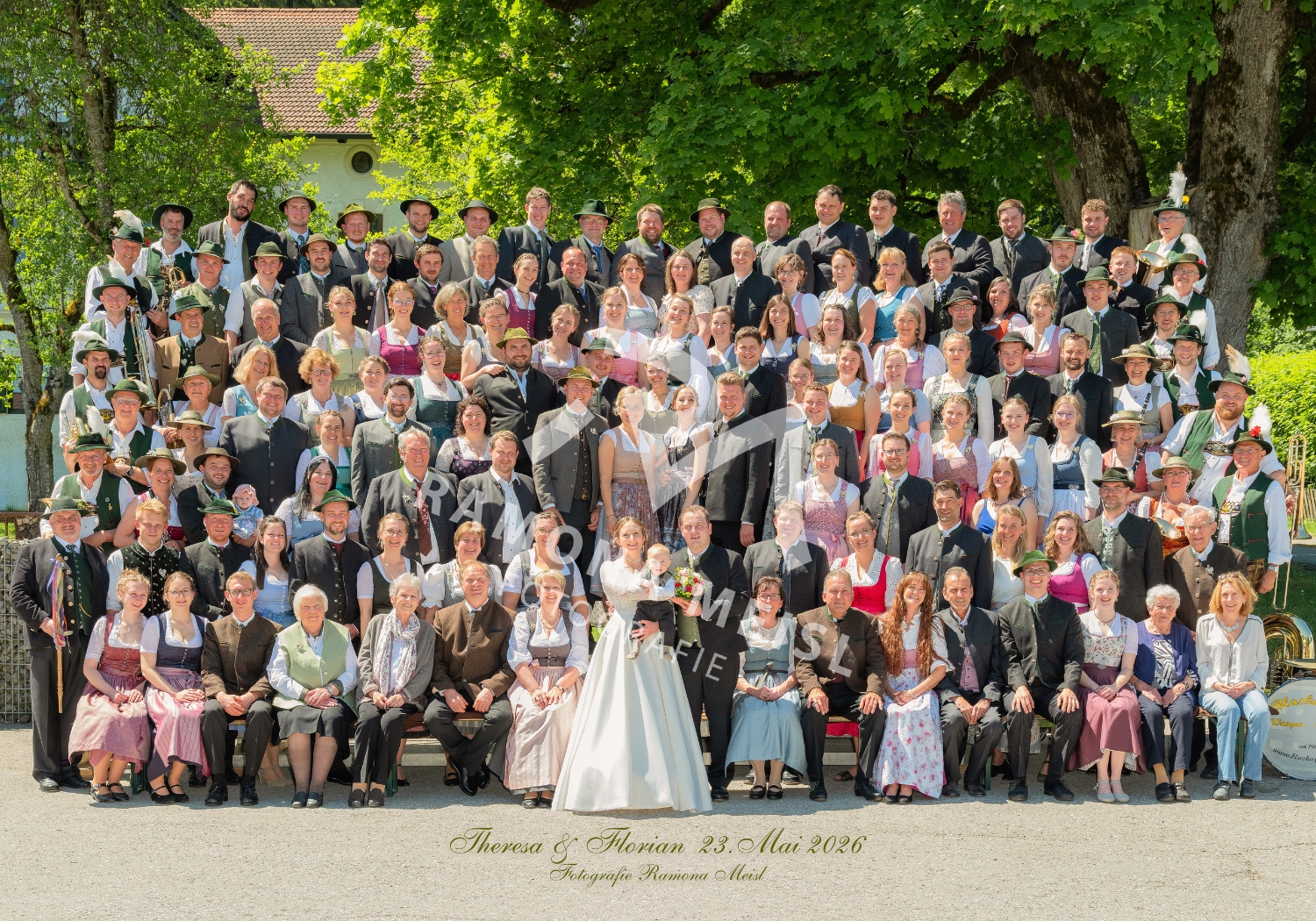 Hochzeitsgruppenfoto mit der mobilen Fototribüne in Ascholding. Alle Gäste auf einem Bild #gruppenbuidl